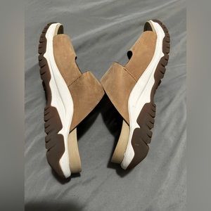 Size 9 medium Bionica sandals.